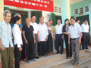 Đồng chí Bùi Văn Tỉnh, UVT.ư Đảng, Chủ tịch UBND tỉnh và các ứng cử viên tiếp xúc cử tri tại xã bao La (Mai Châu).